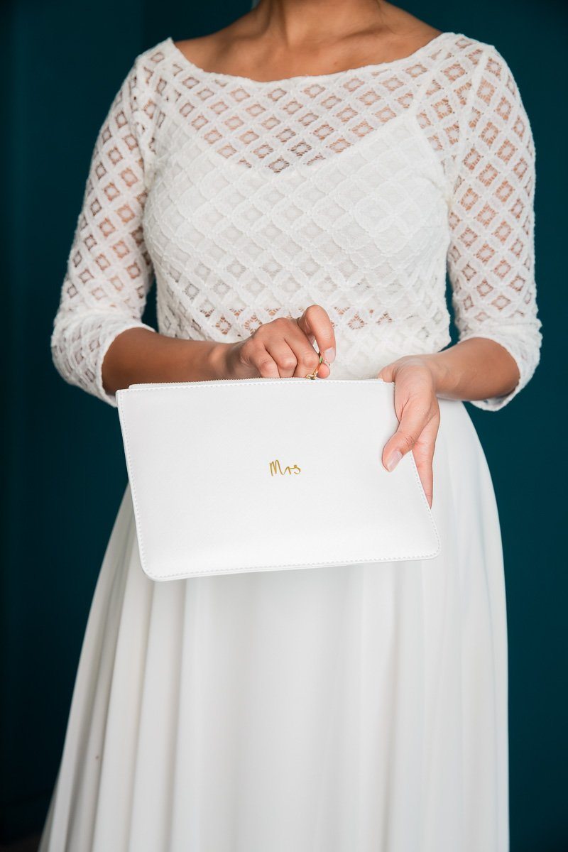 Braut-Pouch, Clutch mit goldenem Schriftzug "Mrs" in Chalky White