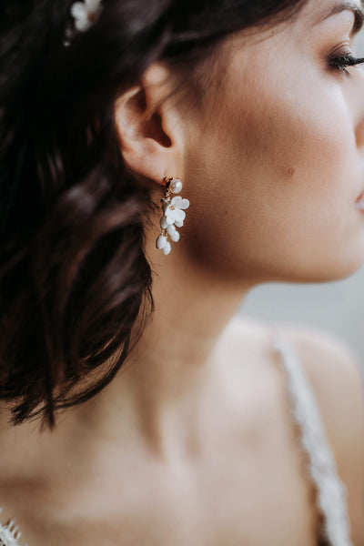 Kurze Braut Ohrringe, Ohrhänger mit Schmuckperlen und Blüten - Ava