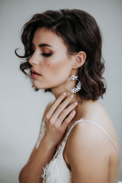 Braut Ohrringe, Creolen mit Perlen und Blüten