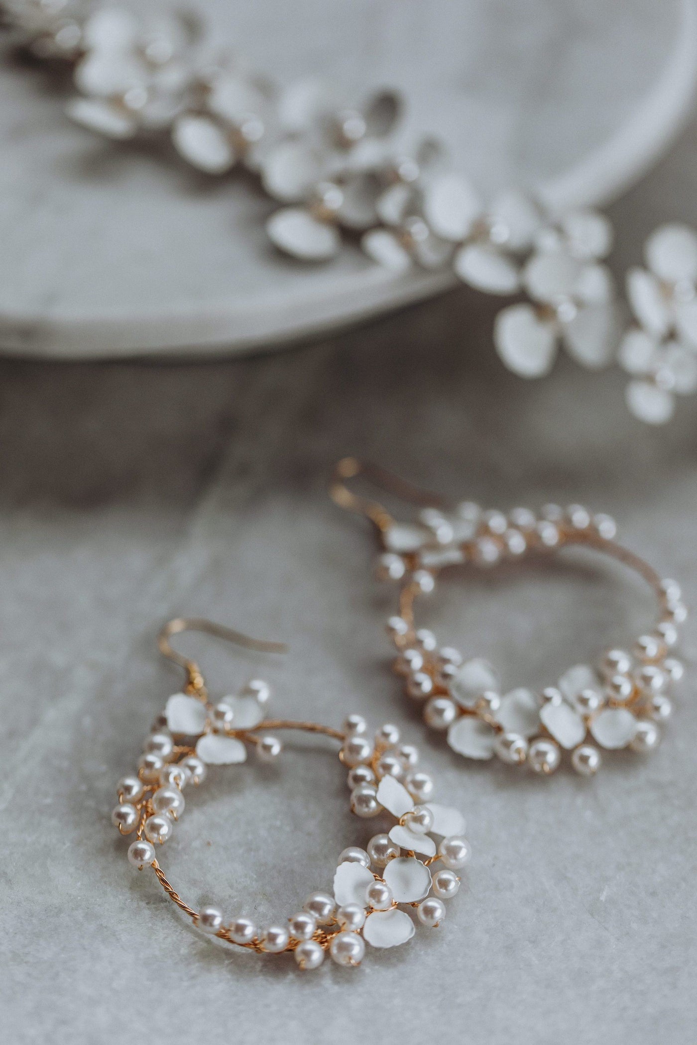 Braut Ohrringe, Creolen mit Perlen und Blüten