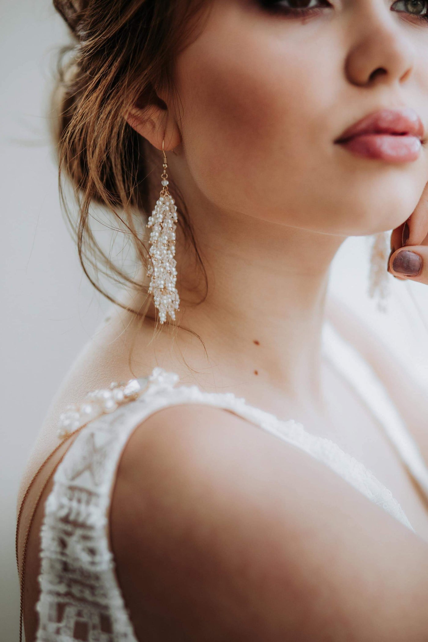 Lange Ohrhänger mit kleinen Perlen und Kristallen für die Braut