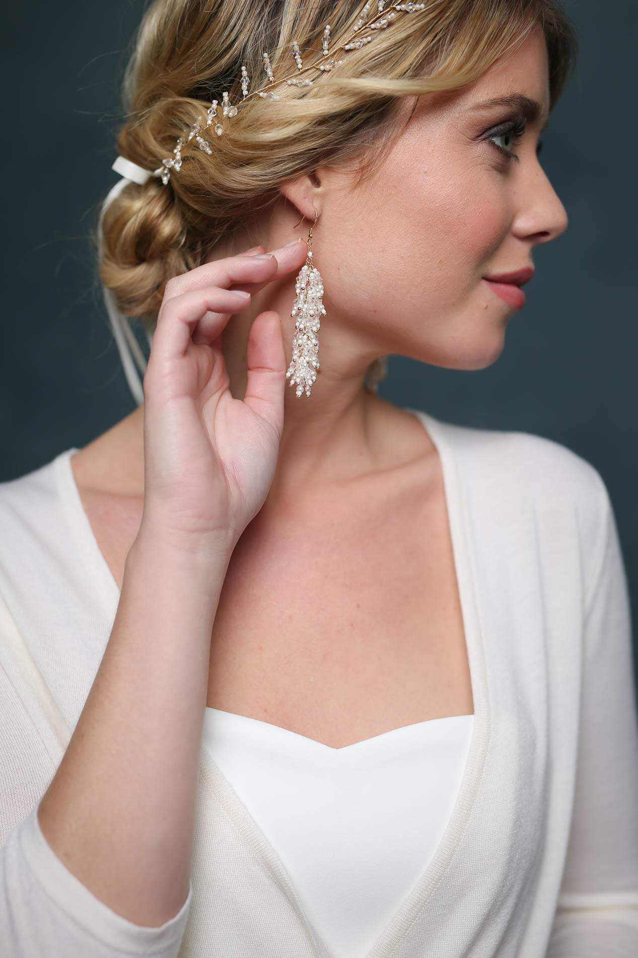 Lange Ohrhänger mit kleinen Perlen und Kristallen für die Braut
