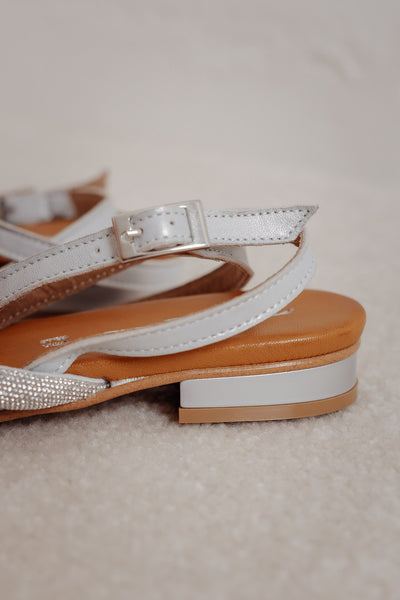 Silberne Glitzer-Sandale mit asymmetrischem Riemen
