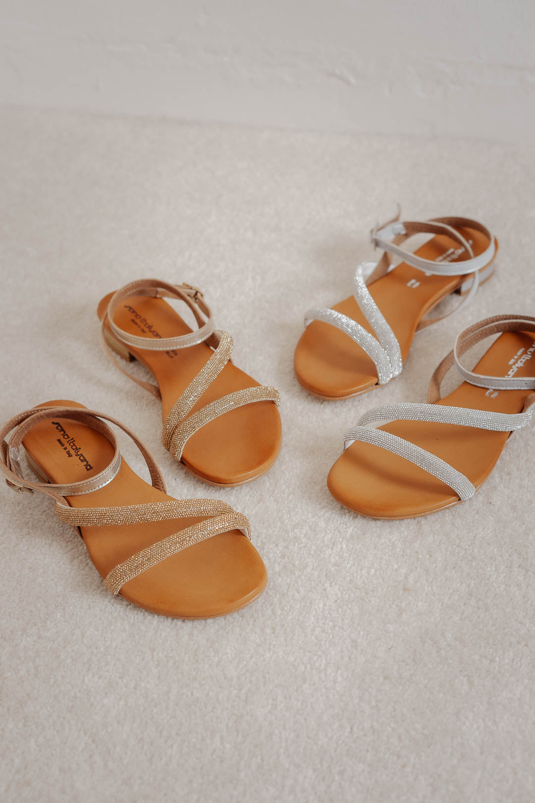 Silberne Glitzer-Sandale mit asymmetrischem Riemen