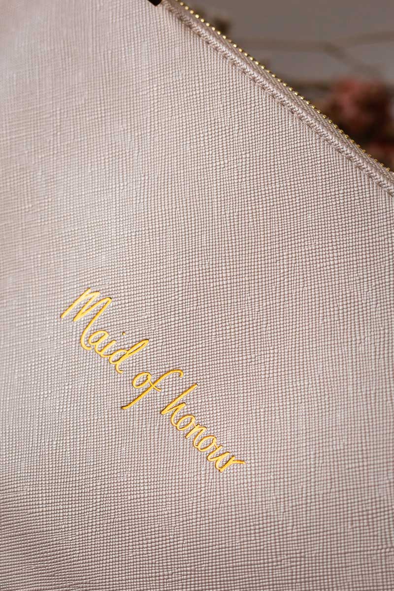 Vegane Clutch für die Trauzeugin mit goldenem Schriftzug "Maid of honour"