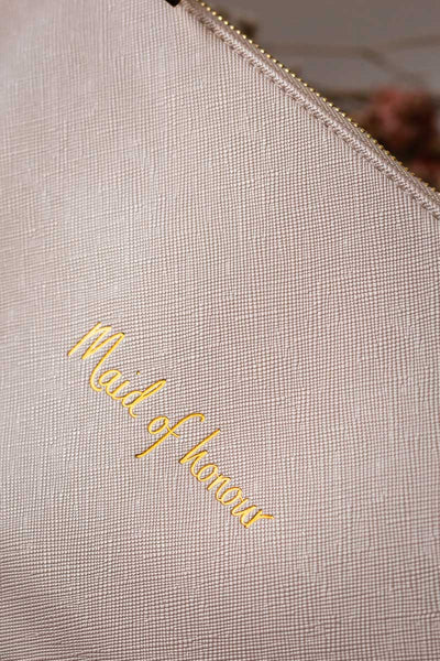 Vegane Clutch für die Trauzeugin mit goldenem Schriftzug "Maid of honour"