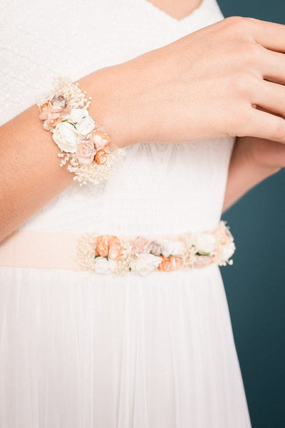 Elastisches Armband mit Textilblüten in Rosétönen und echtem Schleierkraut