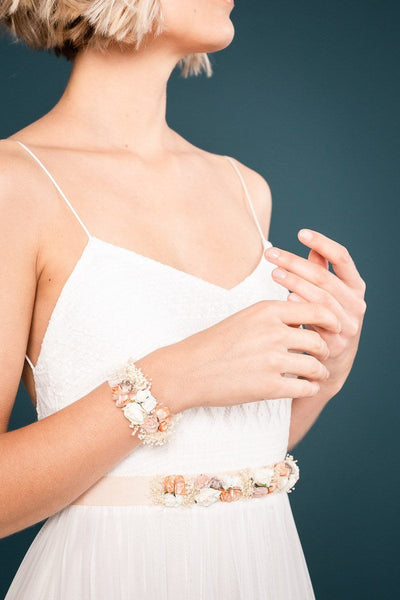 Elastisches Armband mit Textilblüten in Rosétönen und echtem Schleierkraut