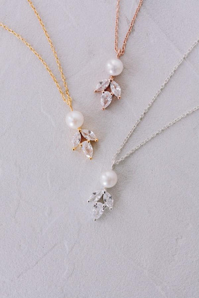 Elegante Braut Halskette mit Kristallen und Perle - Simply Delightful