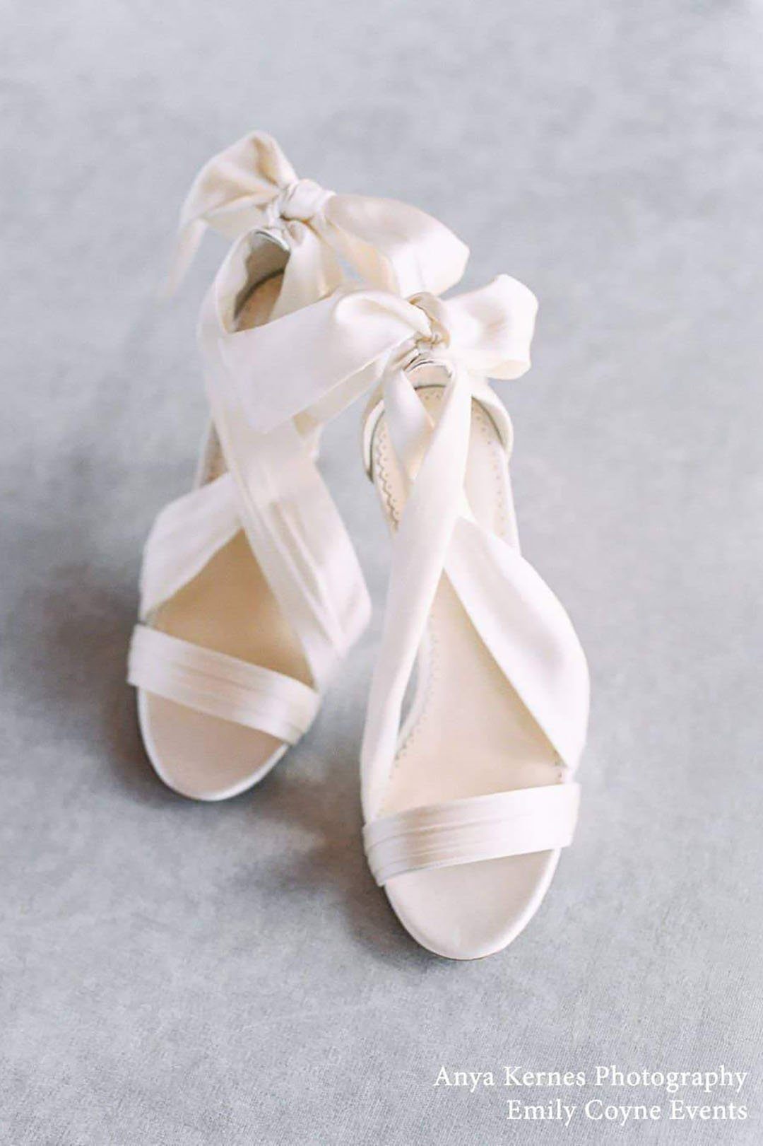 Ivoryfarbene Braut Sandaletten mit breitem Seidenband