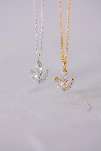 Filigrane Halskette für die Braut mit Kristall Anhänger - Simply Wonderful