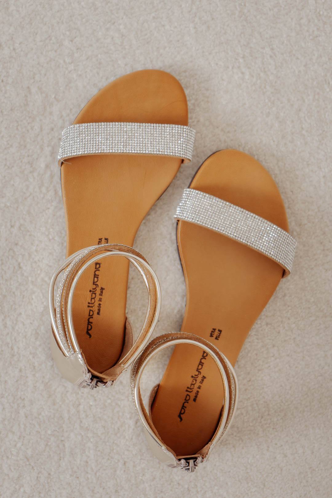 Goldfarbene Strass-Sandale mit verzierten Fesselriemchen