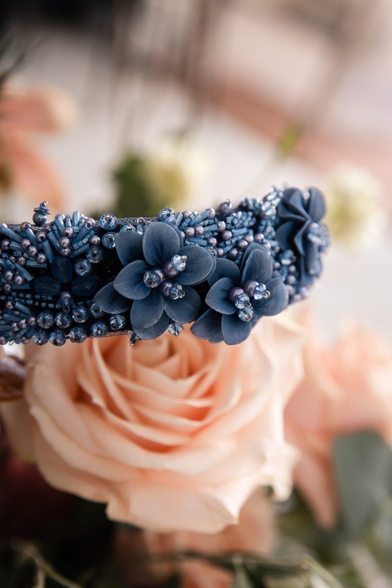 Haarreif mit großen 3D-Blüten und Schmuckperlen, Blau