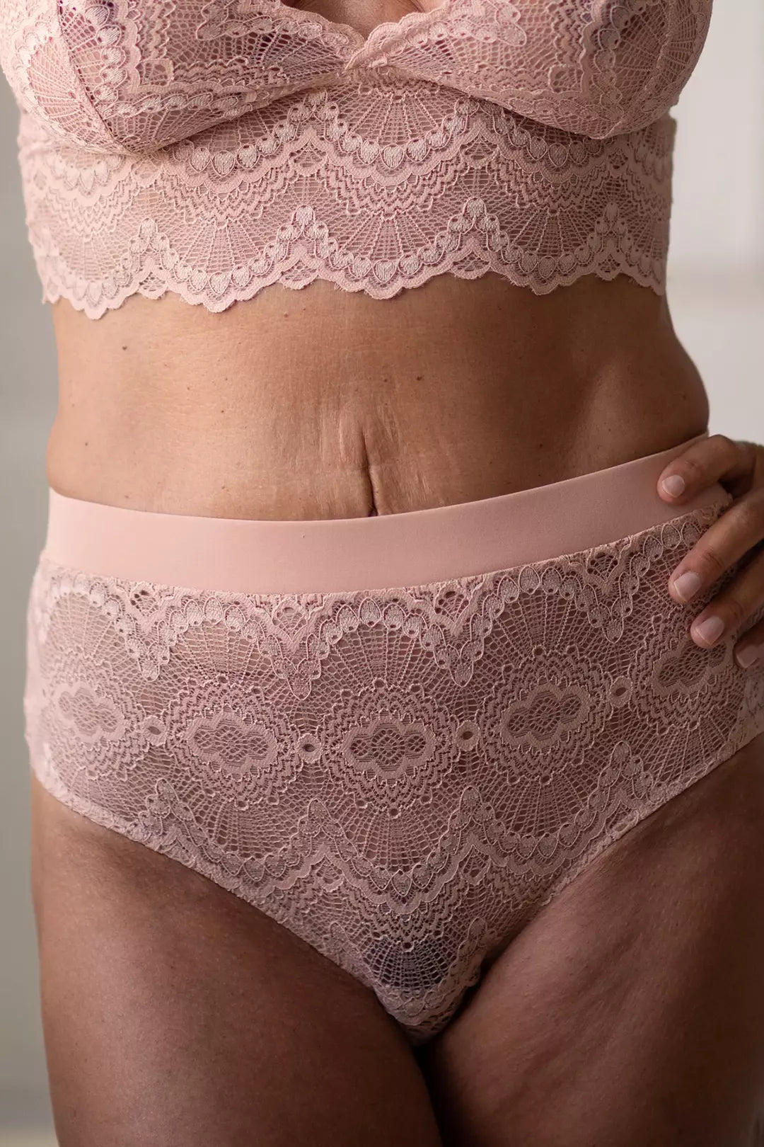 High-waist lace panties in nude – noni