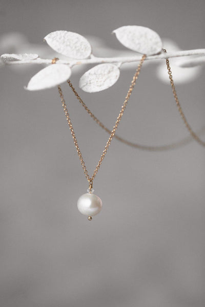 Kette mit rundem Perlen-Anhänger und kleinem Kristall - Blooming Beauty