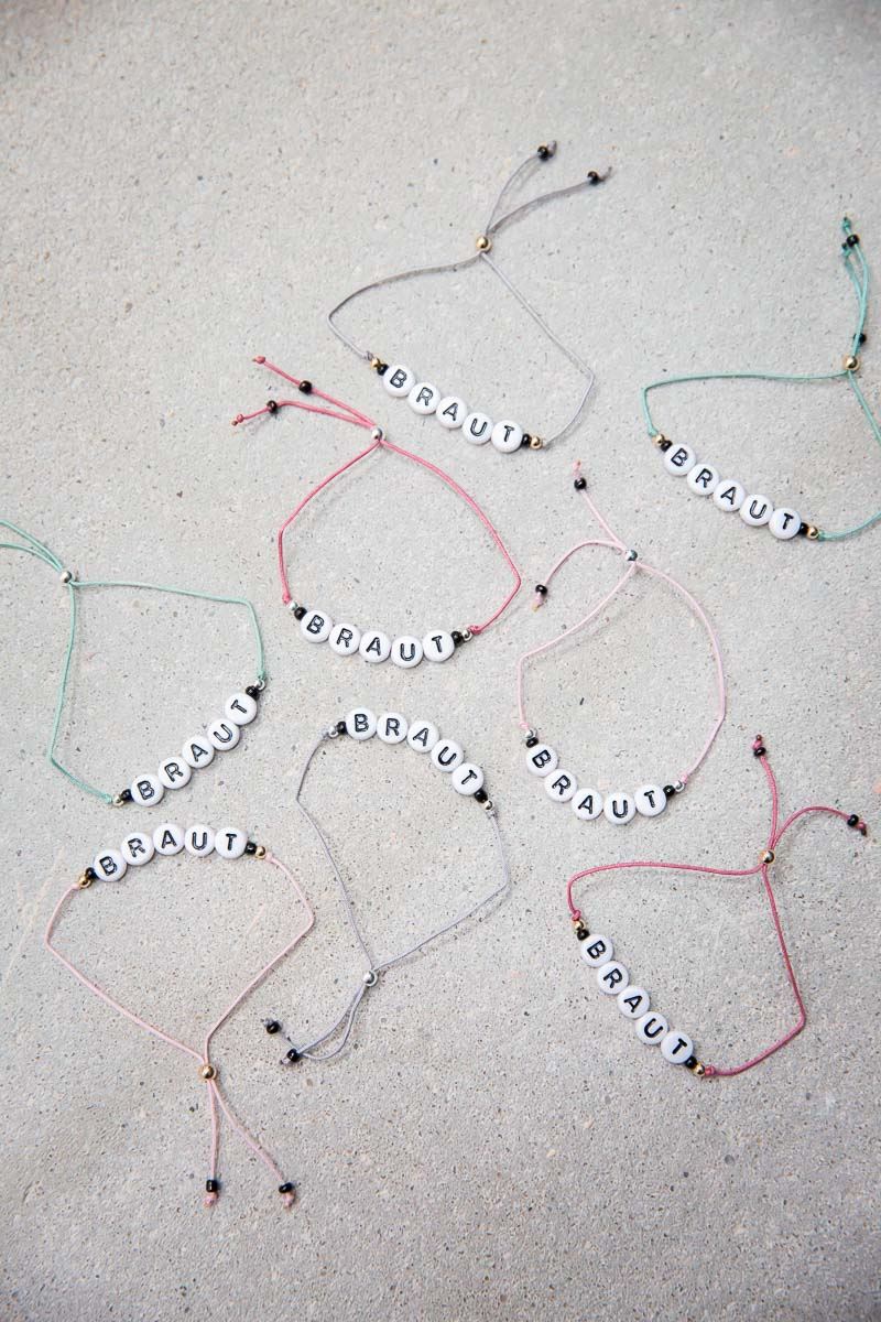 Nylon Armband mit Buchstaben in verschiedenen Farben - "Braut"
