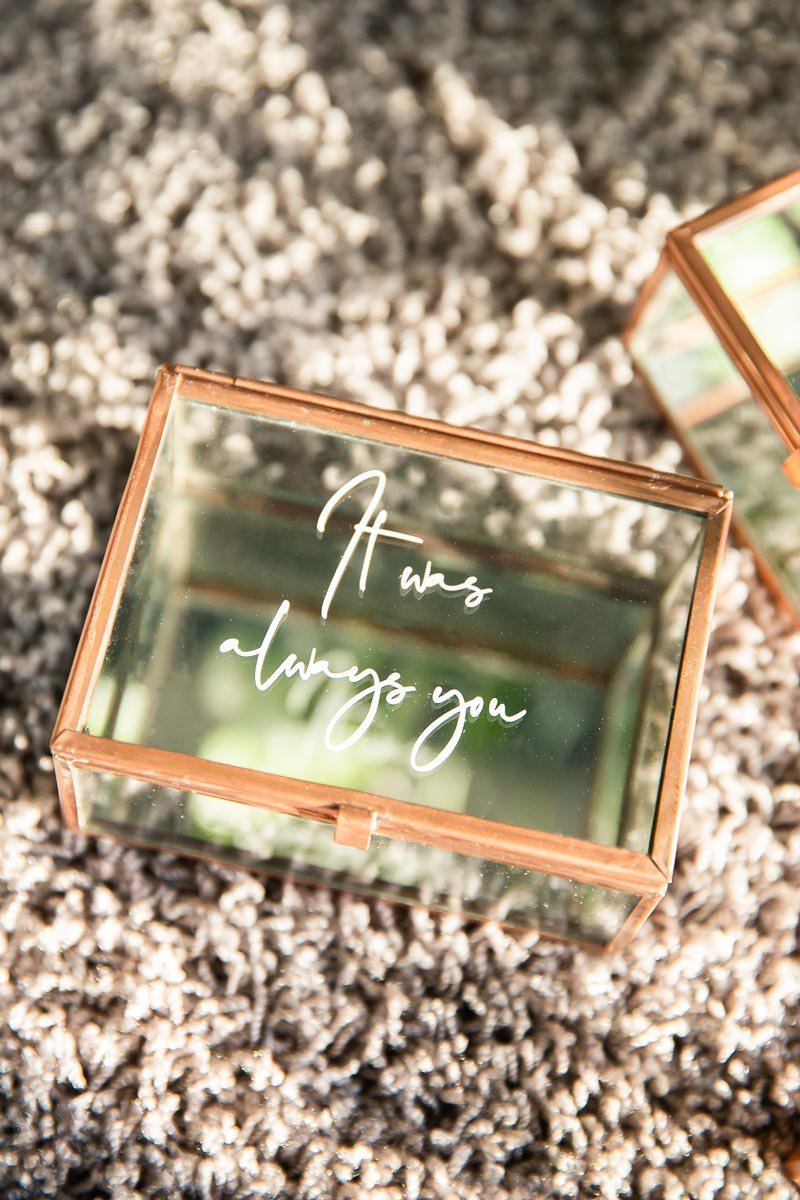 Ringkästchen für die Hochzeit mit Hand Lettering-Schriftzug - "It was always you", Roségoldenes Metall, weiße Schrift