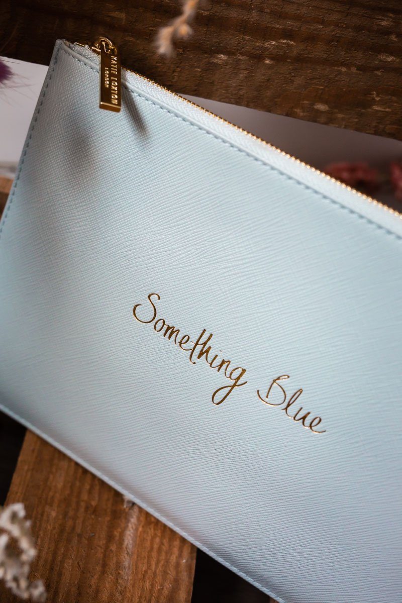 Schlichte Clutch für die Braut mit goldenem Schriftzug "Something Blue" in Hellblau