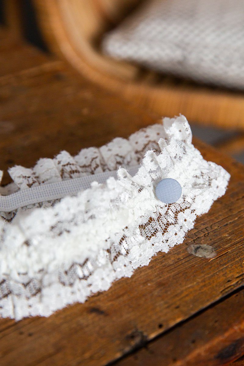 Strumpfband - schlicht und schön in Ivory mit blauem Knopf
