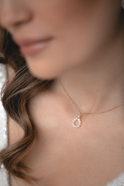 Zarte Braut Halskette mit rundem Perlen Anhänger - Circle Of Love