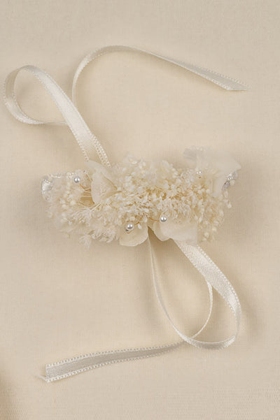 Floraler Armschmuck für die Hochzeit mit Satinband in Ivory