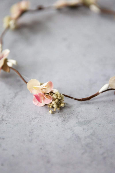 Offener Blumenkranz mit zarten Blüten in Hellrosa