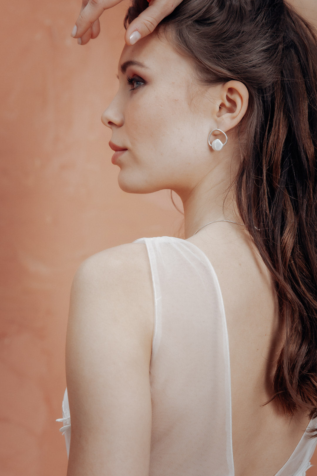 Ohrringe in Reifenform mit Perlen-Details - Lune Earrings