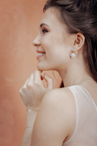 Ohrringe in Reifenform mit Perlen-Details - Lune Earrings