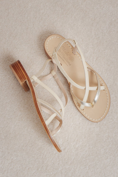 Sandale mit gekreuzten Bändern in Ivory und Gold