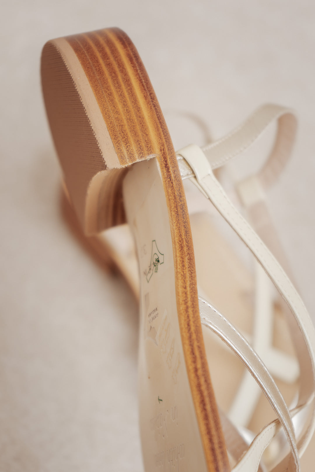 Sandale mit gekreuzten Bändern in Ivory und Gold