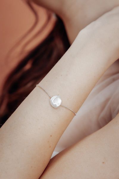 Schlichtes Armband, Brautschmuck mit Cornflake-Perle - Lune