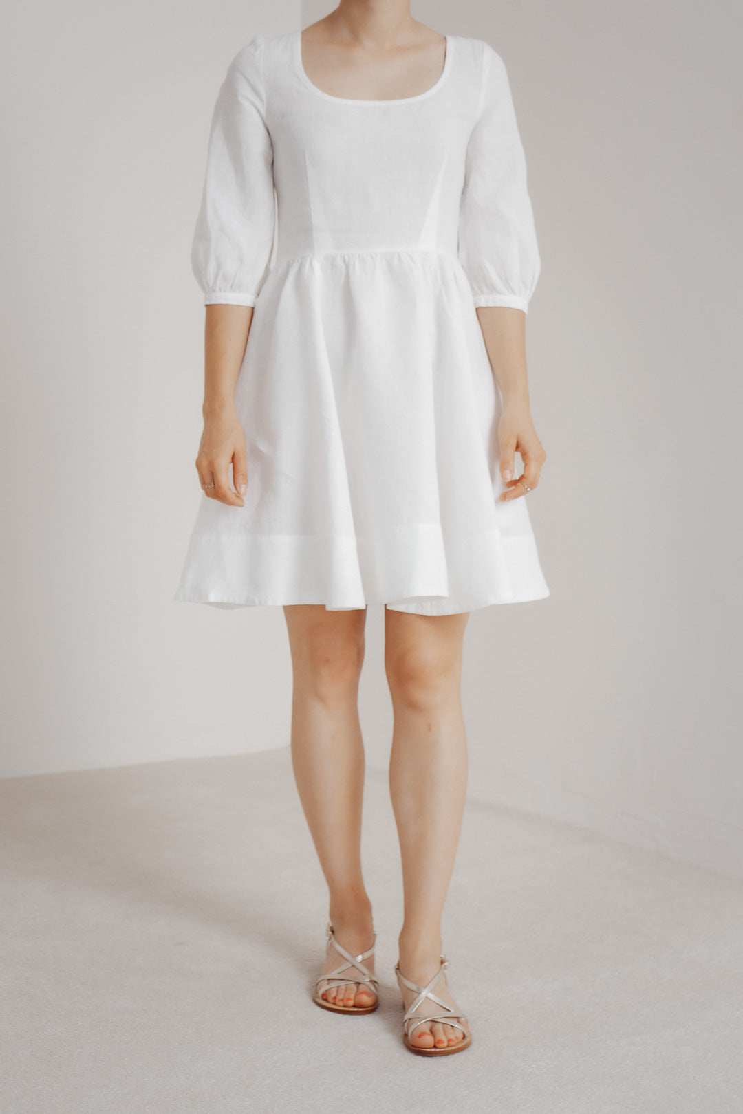 Weißes Mini-Leinenkleid mit Karree-Ausschnitt