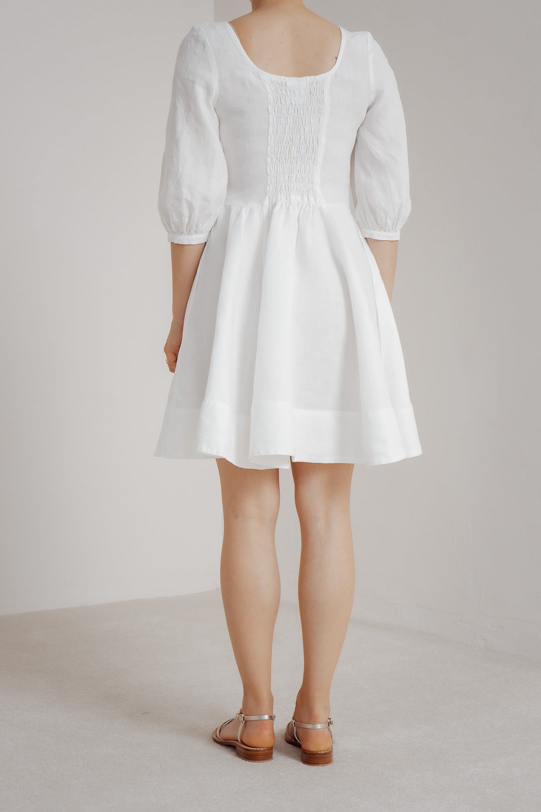 Weißes Mini-Leinenkleid mit Karree-Ausschnitt